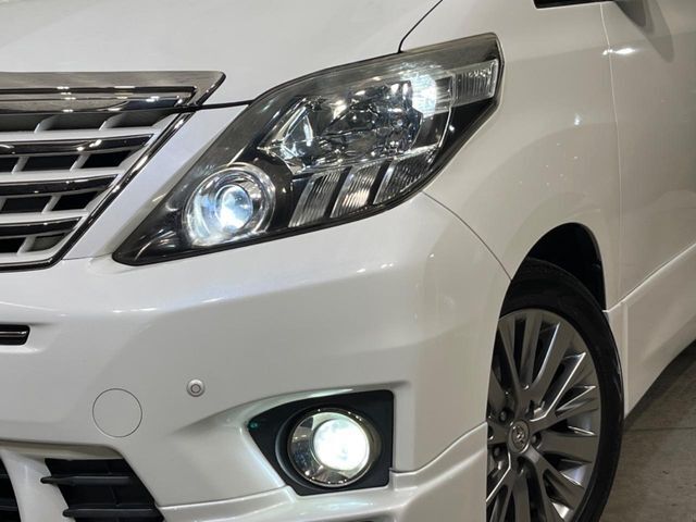 【HIDヘッドライト】非常に明るく前方を照らしてくれるので、悪天候や夜間の走行時も視界良好で安心してお乗りいただけます。