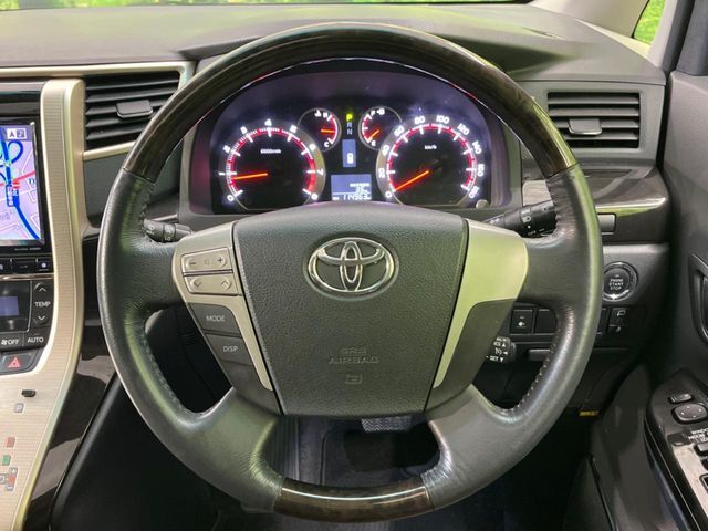 インテリアに合わせたデザインのステアリングは、運転される方のことも考え、運転しやすい形状、大きさです。是非一度、実際に触ってお確かめください。