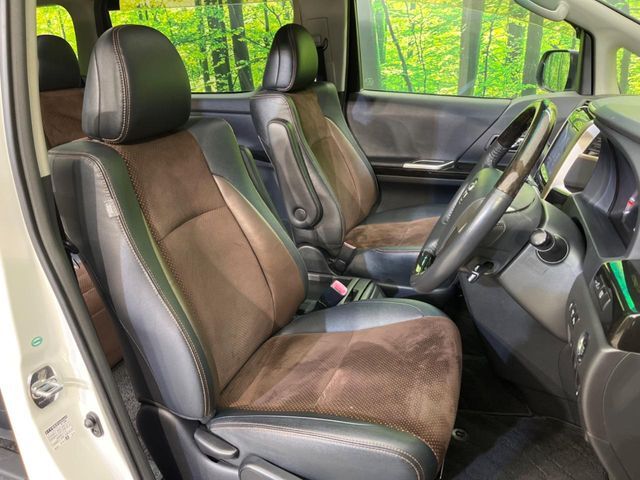 【ハーフレザーシート】高級感と座り心地を両立した人気のシート♪背面・座面のファブリック素材は、通気性の良さや滑りにくさに優れています。気温や服装に左右されず快適にお乗りいただけます。