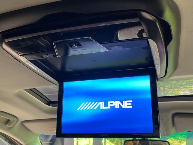 【フリップダウンモニター】大画面モニターで後席でもエンタメをお楽しみいただけます。小さなお子様にも大人気の装備です♪