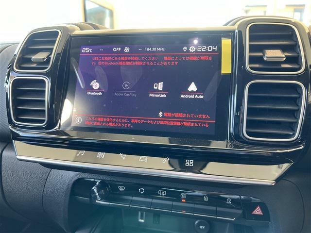 8インチタッチスクリーンではエアコン、車両設定、オーディオの操作などが可能です。またBluetooth・Apple Car Play・Android Autoが利用できます。