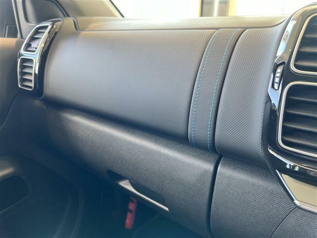 助手席側のダッシュボードには青のステッチでワンポイントアクセントがあしらわれております。