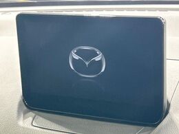 【8インチマツダコネクト】車内の雰囲気にマッチした大型のディスプレイ。スマホ接続でのナビ使用やBluetooth再生等、様々な機能が楽しめます。直感的なダイヤル操作が可能で、使い勝手も良好です。