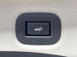 【パワーバックドア】スマートキーや運転席のボタンを押すだけでリアゲートが自動で開閉します！荷物を持っている時や、高い位置にあるバックドアを閉める際に便利な機能です♪
