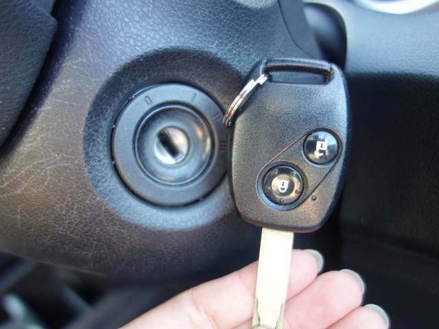 鍵にはキーレスエントリーを搭載しております。ボタン操作1つで簡単にドアの施錠・解錠を行えるので、車の乗り降りの際にもたつくことがありません！
