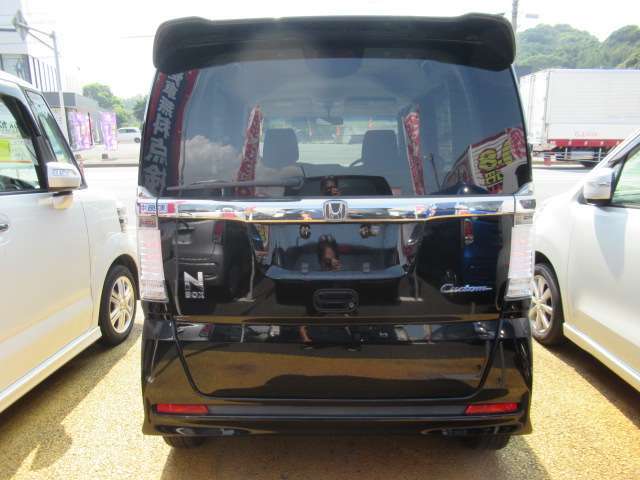 九州運輸局長指定工場（1-4576）。私達プロ（白川・喜多・梅木）が、責任を持ってお客様の愛車を整備・点検致します。価格はもちろん、技術も負けません。
