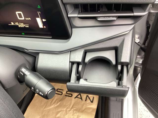 ロングドライブには欠かせないドリンクホルダー装備、お好みの飲み物を置くことができます。使わないときはすっきり収納できます。