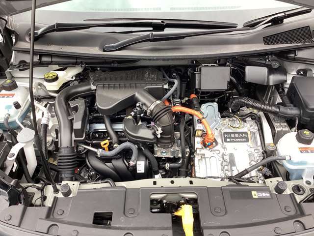 e-POWERはエンジンを発電専用にしてエンジンの作動時間を短縮。さらに、ごくわずかな減速でも回生エネルギーがとれるよう設定して、あらゆる走りのシーンで優れた燃費性能を発揮します。