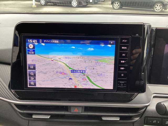 日産純正9インチメモリーナビ（MM223D-L）装備。スマートフォンによる部分地図更新、Bluetooth接続での音楽視聴、快適な画面操作と高音質なオーディオ再生。無料地図更新付きです。