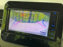 【バックカメラ】駐車時に後方がリアルタイム映像で確認できます。大型商業施設や立体駐車場での駐車時や、夜間のバック時に大活躍！運転スキルに関わらず、今や必須となった装備のひとつです！