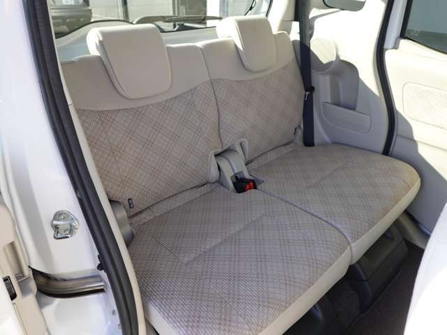 後部座席は前後スライドとリクライニング機能がついているので、快適なドライブをサポートしてくれます。