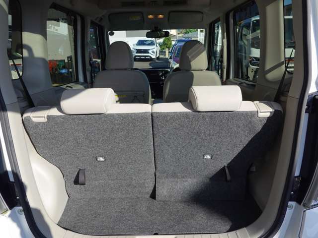 後席シートは分割で折り畳みができます。乗車スペースを確保しながら長い荷物も積み込みができます。