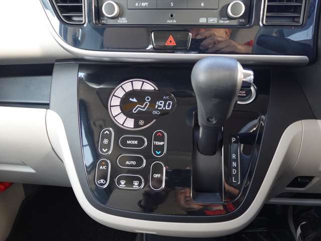 インパネCVTシフトレバーとエアコン操作はタッチパネルです。