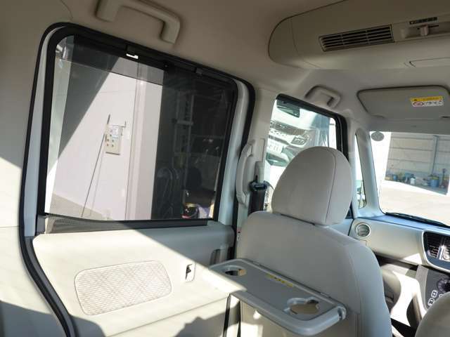 後席にロールサンシェードとテーブル装備で快適ドライブがたのしめます。