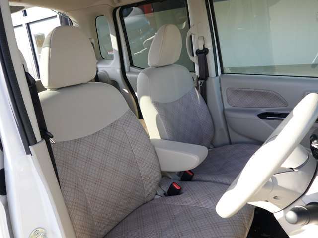 運転席のシートは、スライド・高さ調整ができるので、自分に合ったポジションを確保できます。