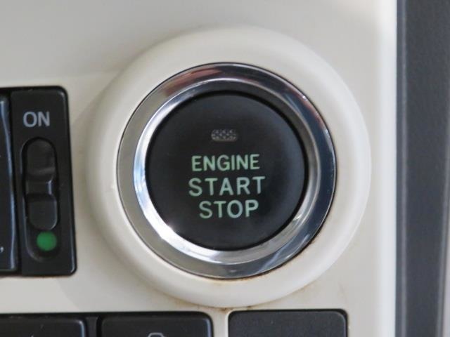 エンジンスタートスイッチです。キーが車内にあれば、エンジンの始動や停止はスイッチを押すだけ！キーを取り出す手間を省き、ワンプッシュで操作できるので簡単でスムーズです。