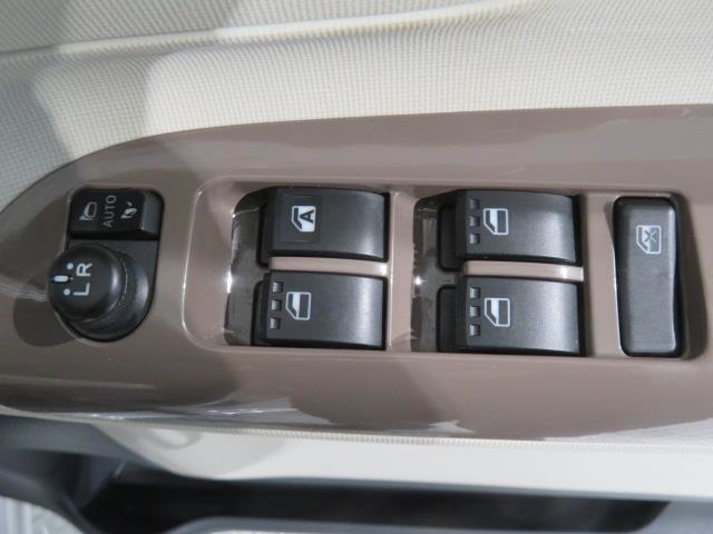 パワーウィンドのスイッチです。運転席に座りながら、助手席や後席の窓を開け閉めできるので大変便利ですよ。