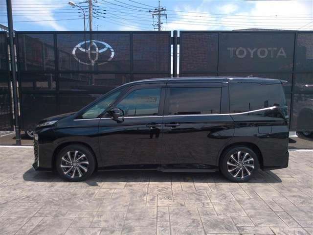 スライドドアは乗降性が良く、車内も広く快適なお車です