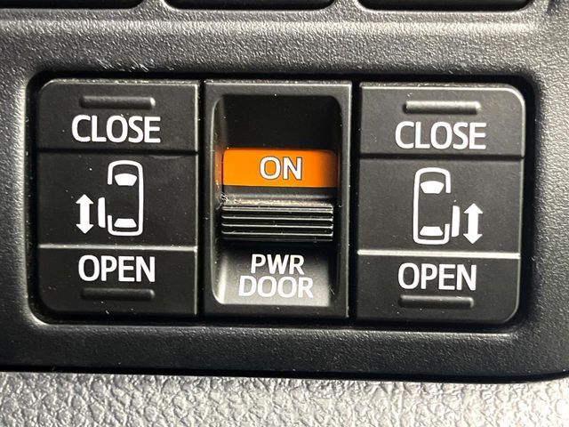 【両側パワースライドドア】スマートキーや運転席のスイッチで後席両側スライドドアの開閉が可能♪電動だから力を入れてドアを開ける必要が無く、小さなお子様でも簡単に開け閉めでき快適です♪