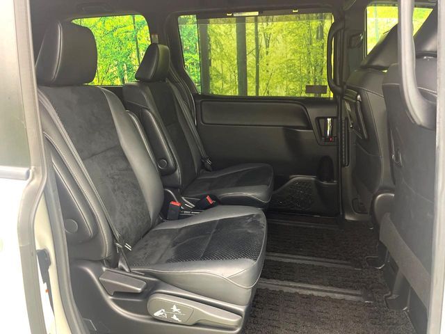 後部座席も気になるようなキズ・汚れやへたり等、大きなダメージはなく、良好な状態です。