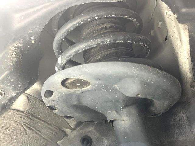 お車を安心してお乗りいただく為には、足回りの定期点検が欠かせません。サービスサポート（有償保証）では無料点検もご提供しており、安心のカーライフをお過ごしいただけるサポート体制が整っています。