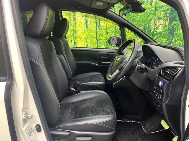 【ハーフレザーシート】高級感と座り心地を両立した人気のシート♪背面・座面のファブリック素材は、通気性の良さや滑りにくさに優れています。気温や服装に左右されず快適にお乗りいただけます。