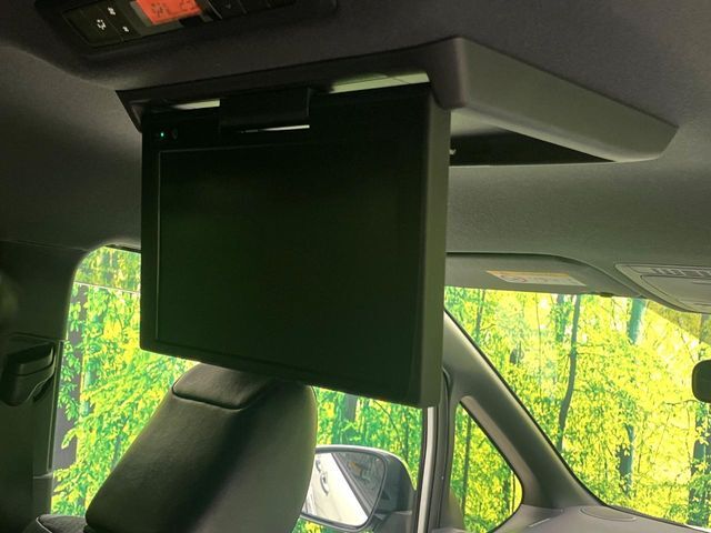 【フリップダウンモニター】大画面モニターで後席でもエンタメをお楽しみいただけます。小さなお子様にも大人気の装備です♪