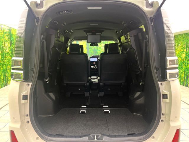 ラゲッジルームは、大容量のスペースを確保。普段のお買い物からレジャーまで、幅広く活躍してくれます！また、リアシートを倒すことでバリエーション豊かにお使いいただけます。