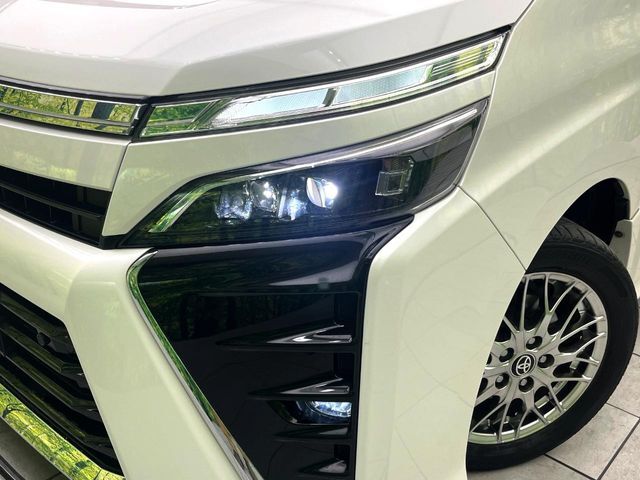 【LEDヘッドライト】悪天候や夜間走行時も良好な視界を確保し安心して運転できる高輝度LEDヘッドライトを装備！点灯速度が早く、消費電力も抑えられています。