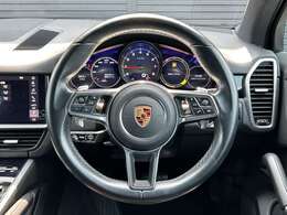 手になじみやすいステアリングで左右の機能でナビに触らず、音量調整や切り替えができるので、走行中にとても便利です！