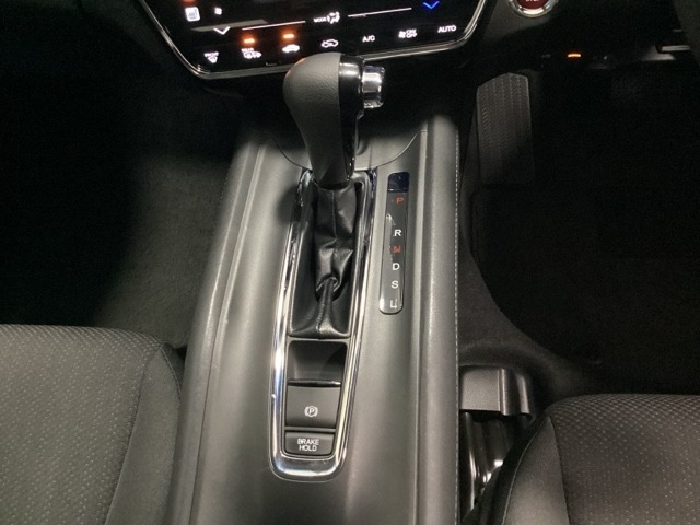 CVT車のセレクトレバーです。低速から高速まで、変速ショックのないスムーズな走りと、エンジン効率のよい領域を維持して燃費にも貢献します。サイドブレーキはスイッチ操作の電子制御パーキングブレーキです。