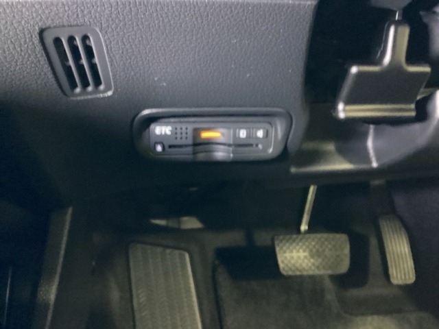 ハンドルの左下にETCがついています。高速道路の料金所の通過も楽々です！。　カードの取り出しもしやすい場所についています。