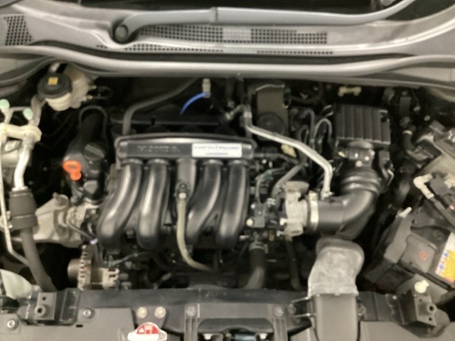 ホンダスタッフがしっかり整備して保証付きにてお渡し致します。エンジンルーム＆室内ルームともにクリーニング済みで清潔です。快適なドライブをお楽しみください。