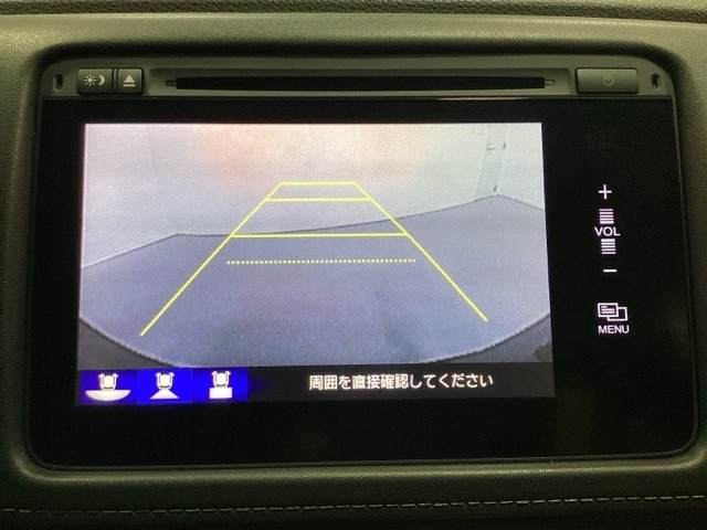 バックでの車庫入れも安心です！　リアカメラが付いているバックモニター付のナビを装備しております。操作線もついており距離感も画面から確認できます。