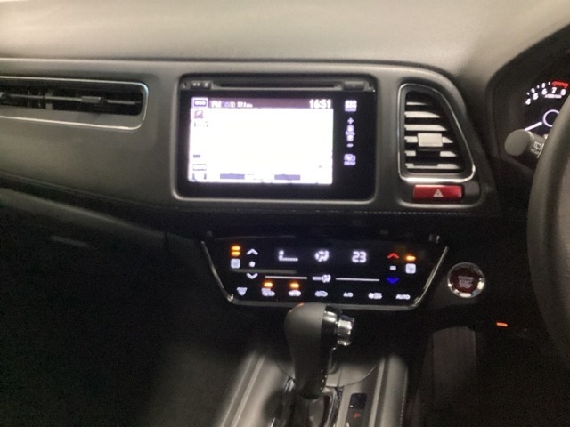 ナビゲーションはフルセグTV対応の工場装着純正メモリーナビを搭載しています。Bluetoothオーディオ機能がありますので、スマートフォンなどの音楽も再生できます。