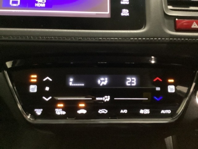 オートエアコンがついてますので簡単操作で快適に過ごせます。シートヒータースイッチ内蔵で前席の左右別々にHiとLoの2段階で温度設定ができます。