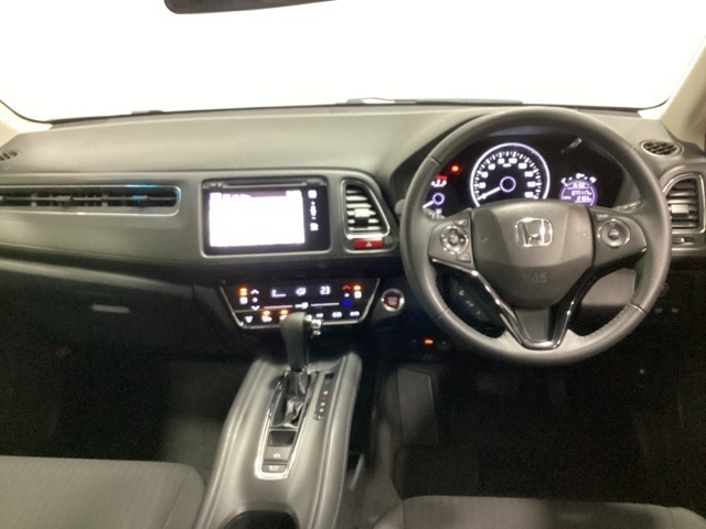 車内は光触媒抗菌消臭施工済です。インパネ周りはスタイリッシュなデザインで機能や装備も充実しています。グローブボックスやカップホルダーのほかにトレーなどたくさんの収納スペースが付いています。