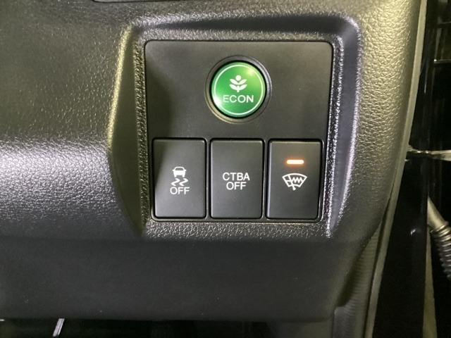 ハンドルの右側には安全装備の、CTBA（シティブレーキアシストシステム）とVSA（ABS＋TCS＋横滑り抑制）の解除スイッチがついています。燃費に役立つECONボタンもここです。