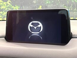 【8インチマツダコネクト】車内の雰囲気にマッチした大型のディスプレイ。スマホ接続でのナビ使用やBluetooth再生等、様々な機能が楽しめます。直感的なダイヤル操作が可能で、使い勝手も良好です。