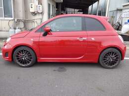 修理はこちら側面全部板金してありっす。その際、大きな傷とアルミホイールを全部補修してありんす。なので目立つ傷はゼロ。まあそれでも7万キロ超の10年落ちなので、それなりだとおもってくだせえ。