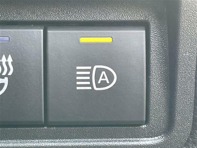 【オートマチックハイビーム（AHB）】先行車や対向車のライトを認識し、ハイビームとロービームを自動で切り替える機能です。