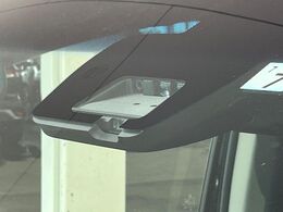 【三菱e-Assist】走行中に前方の車両等を認識し、衝突しそうな時は警報とブレーキで衝突回避と被害軽減をアシスト。より安全にドライブをお楽しみいただけます。