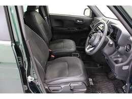 ゆったりとした運転席、助手席です。運転席はシートハイトアジャスター付きで高さ調整が出来るので、いろんな人のドライブポジションに合います。