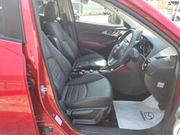 通気性の良いファブリックシート。オールシーズン、快適にドライブを！