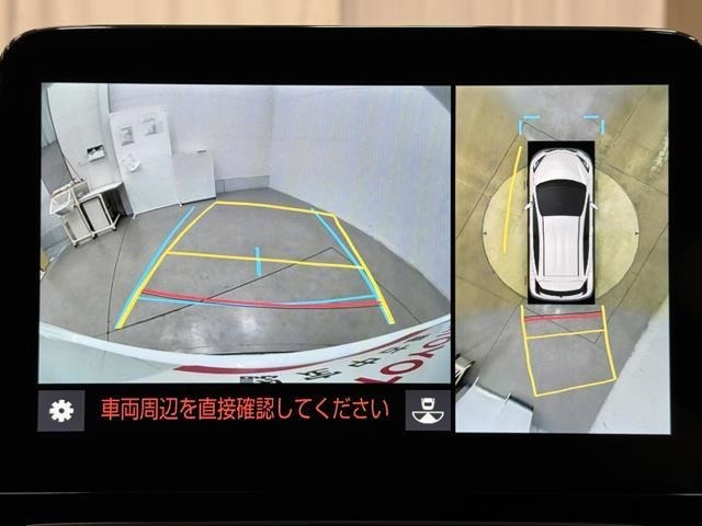 パノラミックビューモニターシステムが付いているので車の上から見た映像が確認できますよ。　一目で車両周辺の情報を確認できますが、直接安全をご確認下さい。