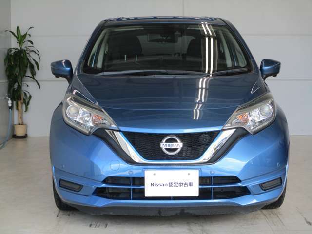 日産らしさを引き立てる大きなVモーショングリル。ブルーのラインがe-Powerの証です！