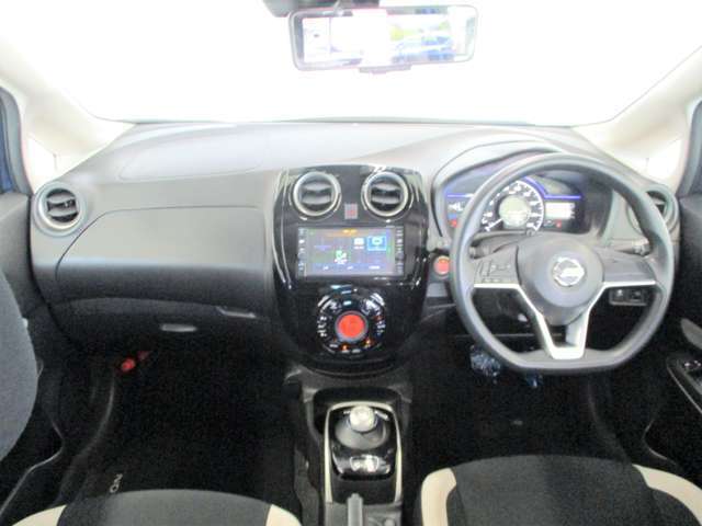 黒を基調としたスタイリッシュなデザインの運転席です。エマージェンシーブレーキ、レーンキープアシストなどの安心装備付き！