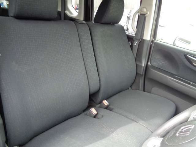シートは、座りやすく、運転時のホールド性もよく、掃除しやすい生地になっています。