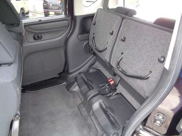 後席は、座面を跳ね上げれるので、広さを最大限に活用できます。お子様の着替えなどにも活用できます。