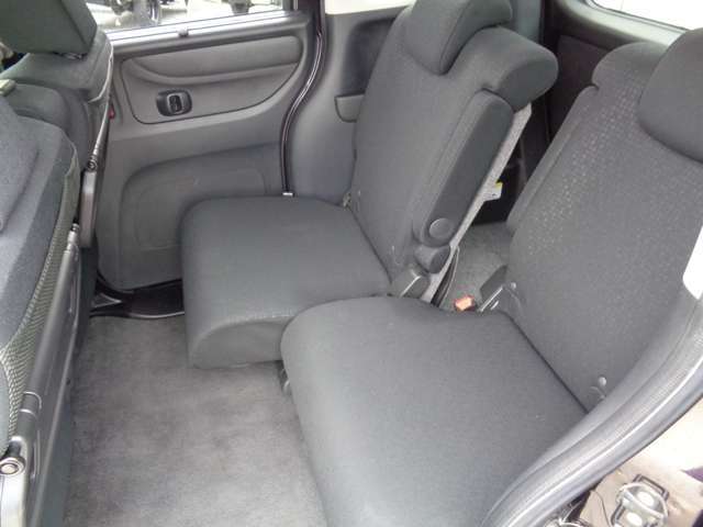 リアシートは、独立でスライドします。お荷物に合わせてラゲッジを広く使えますし、後部座席のお子様に前席から届くようにもできます。